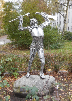 The sculpture "Broken Rifle" by Montillo on the Ernst Friedrich Promenade in front of the museum.